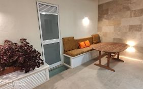 Aquamarine Sea Front Apartments - Elevated Ground Floor With Balcony And Yard